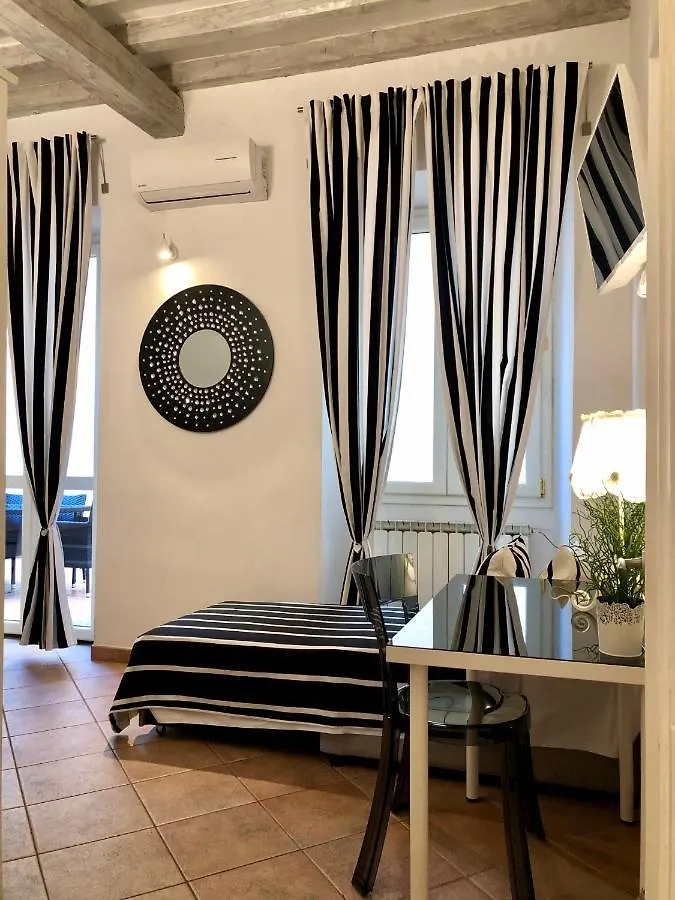 Santa Croce Garden Apartment Floransa 0*,